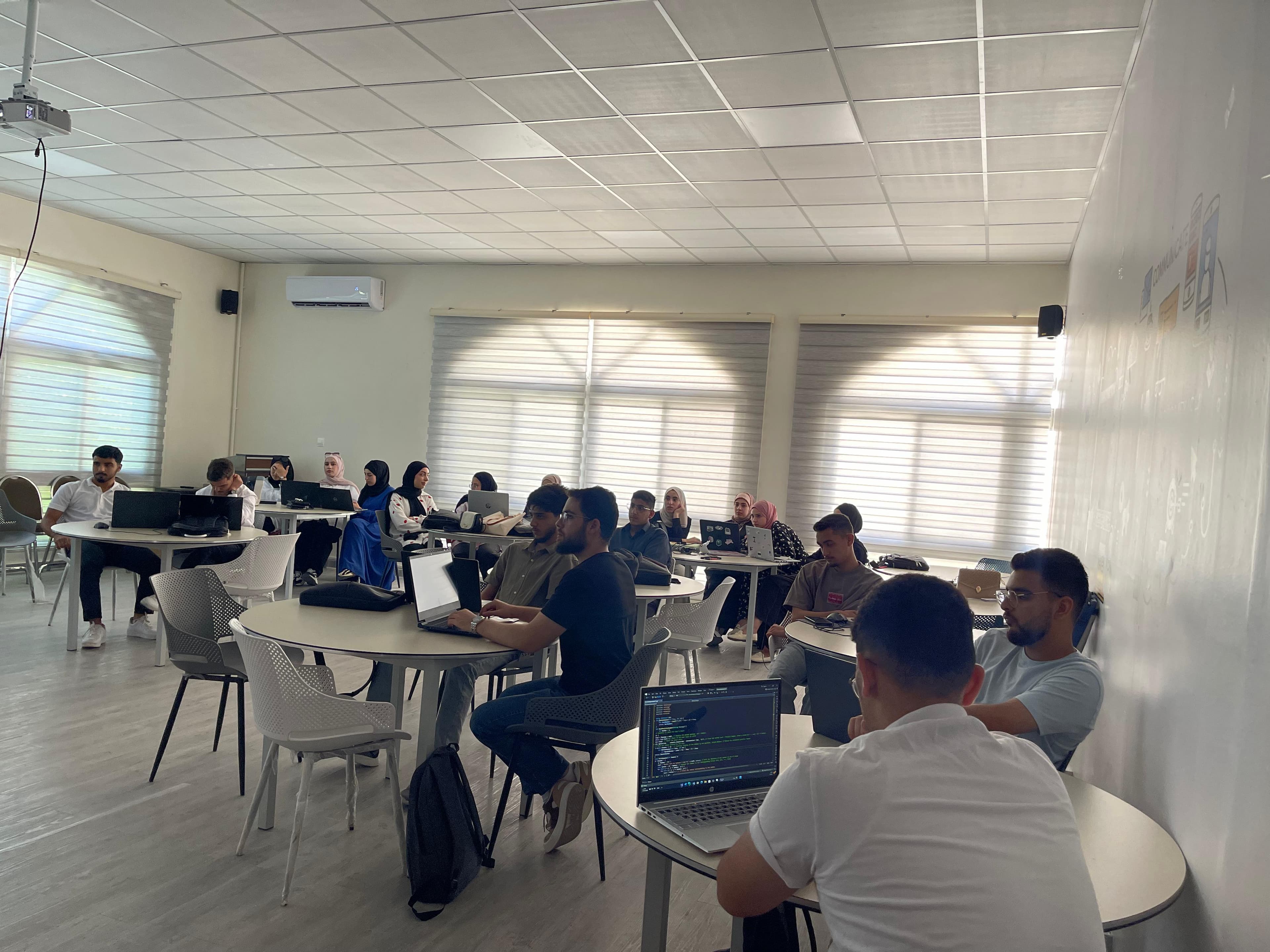 طلاب في جلسة تدريبية بأكاديمية Bitwreckers